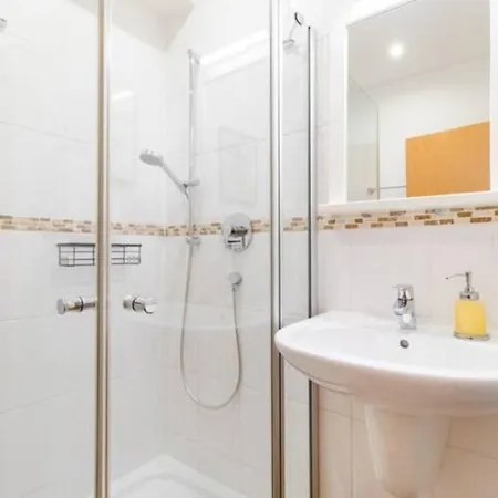 Apartment Modernes Doppelzimmer Mit Bad & Ac In Goldscheuer - 1a