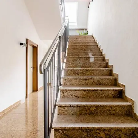 Apartment Modernes Doppelzimmer Mit Bad & Ac In Goldscheuer - 1a